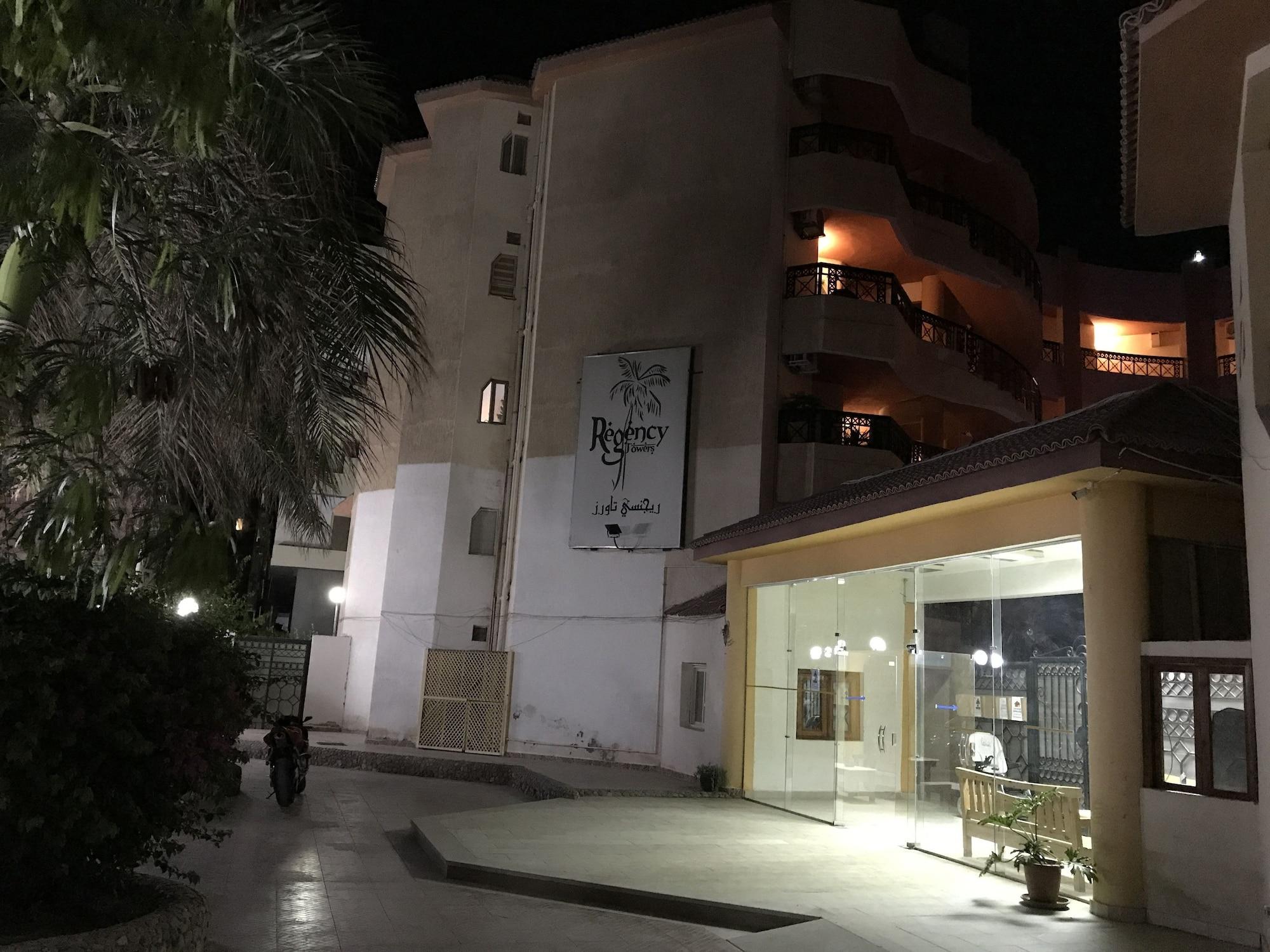 Vista Exterior Regency Towers Apartments