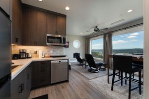 Alquiler Vacacional - Perched on the Edge! Stunning Bluff with Wide River Views  @ Kalama Oaks Lodge