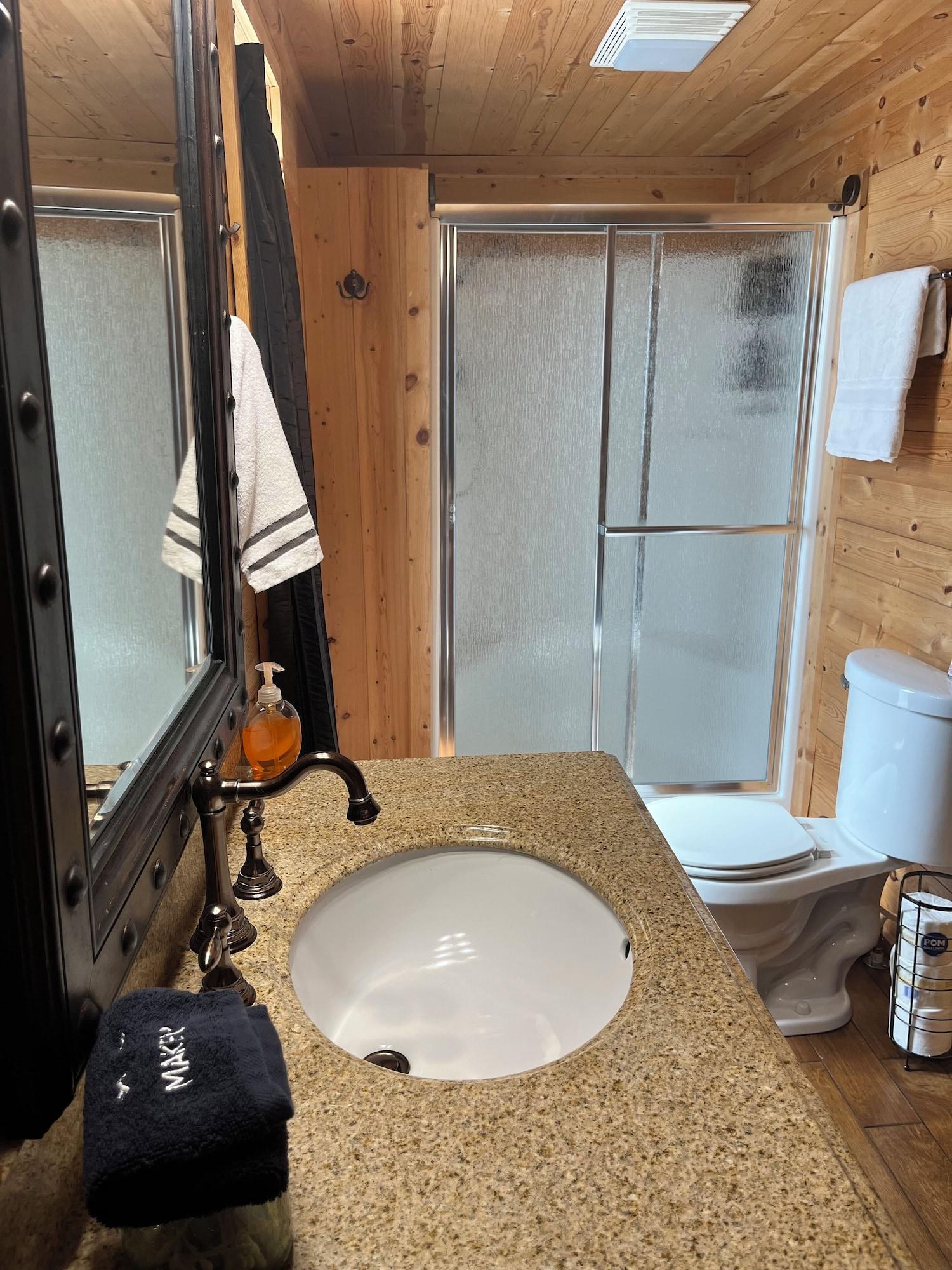 Baño Lakeside Lodge for family fun with game room and covered deck! Fish & Swim!!!
