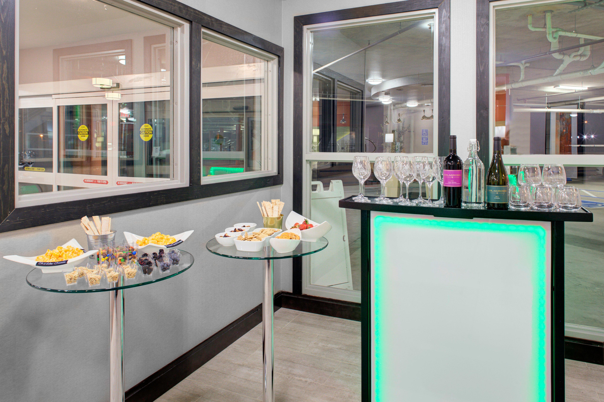 Vista Lobby Holiday Inn Windsor Wine Country by IHG