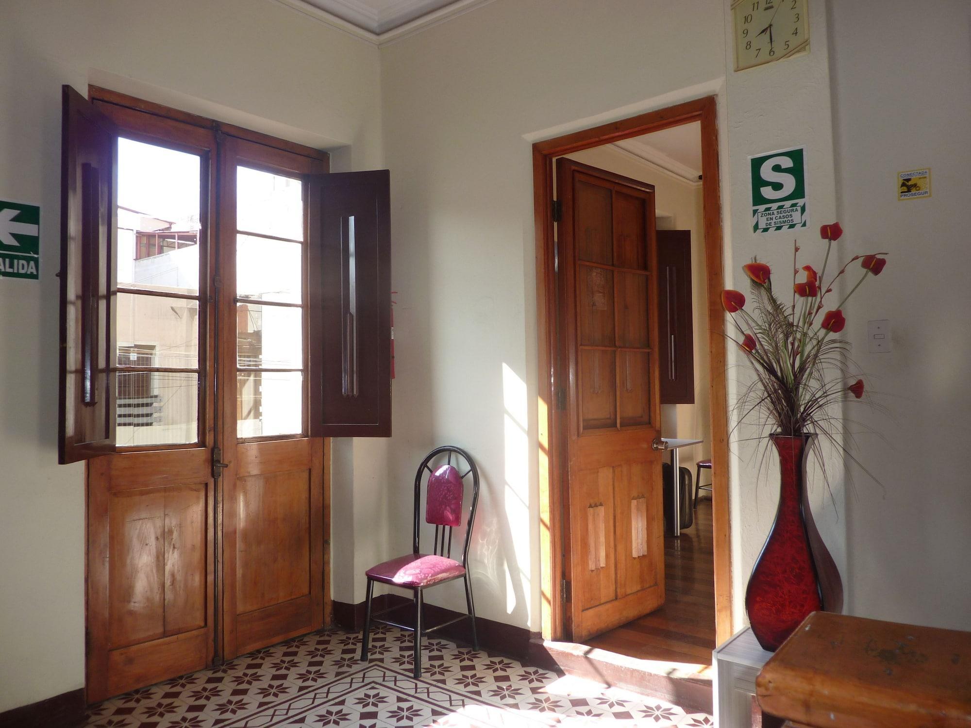 Varios Hostal Luxor