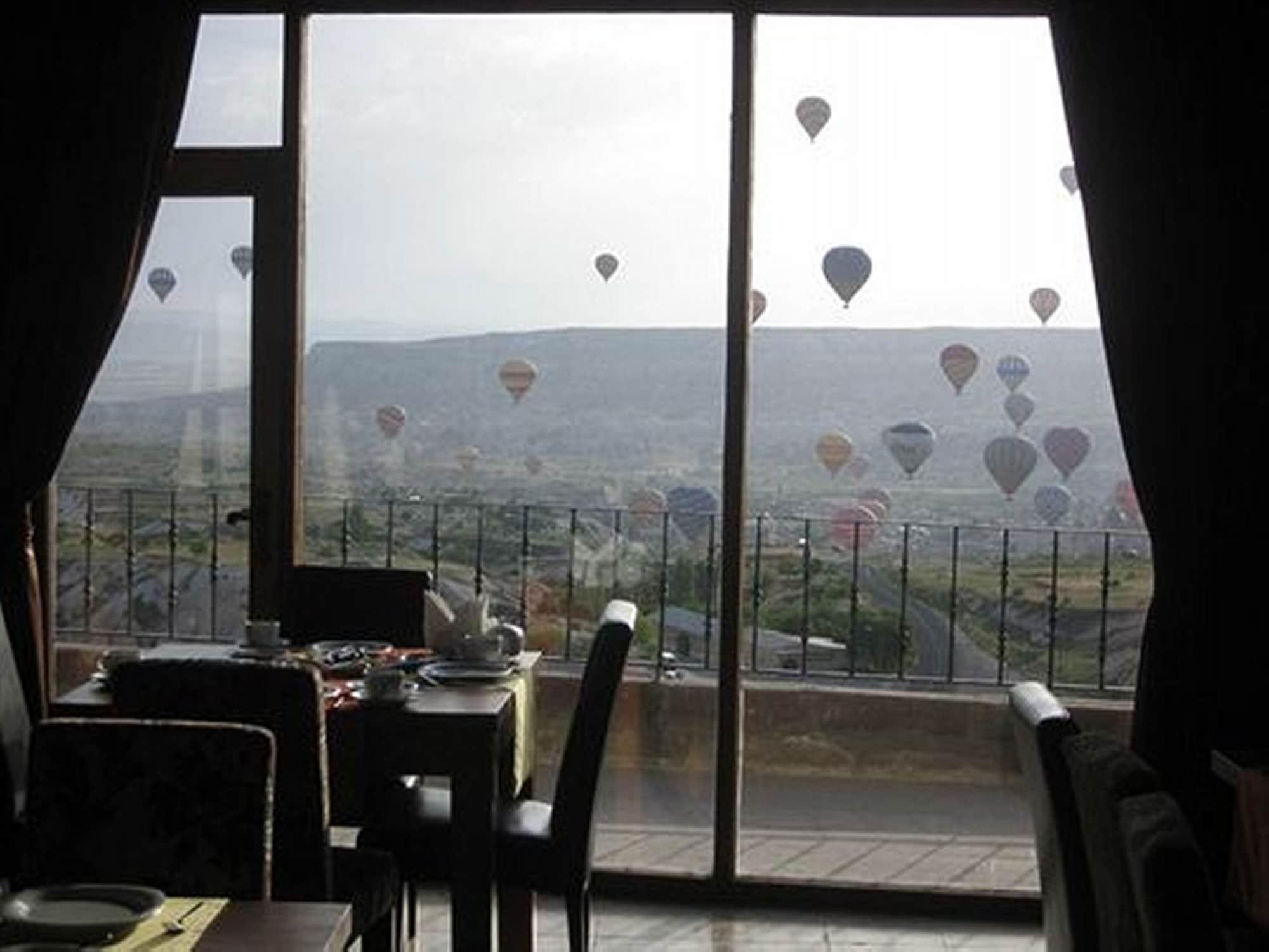 Vista Lobby La Casa Cave