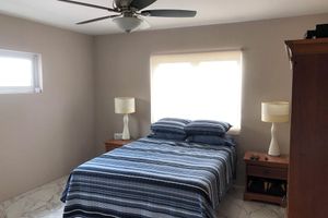 Alquiler Vacacional - Very clean1 bedroom sleeps 4. Close to shopping and beach. Neighborhood setting