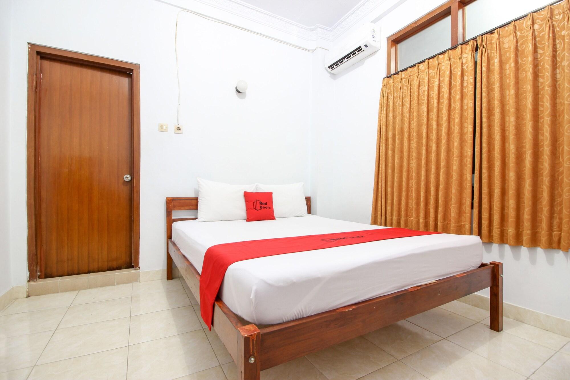 Varios RedDoorz Plus near Alun Alun Selatan