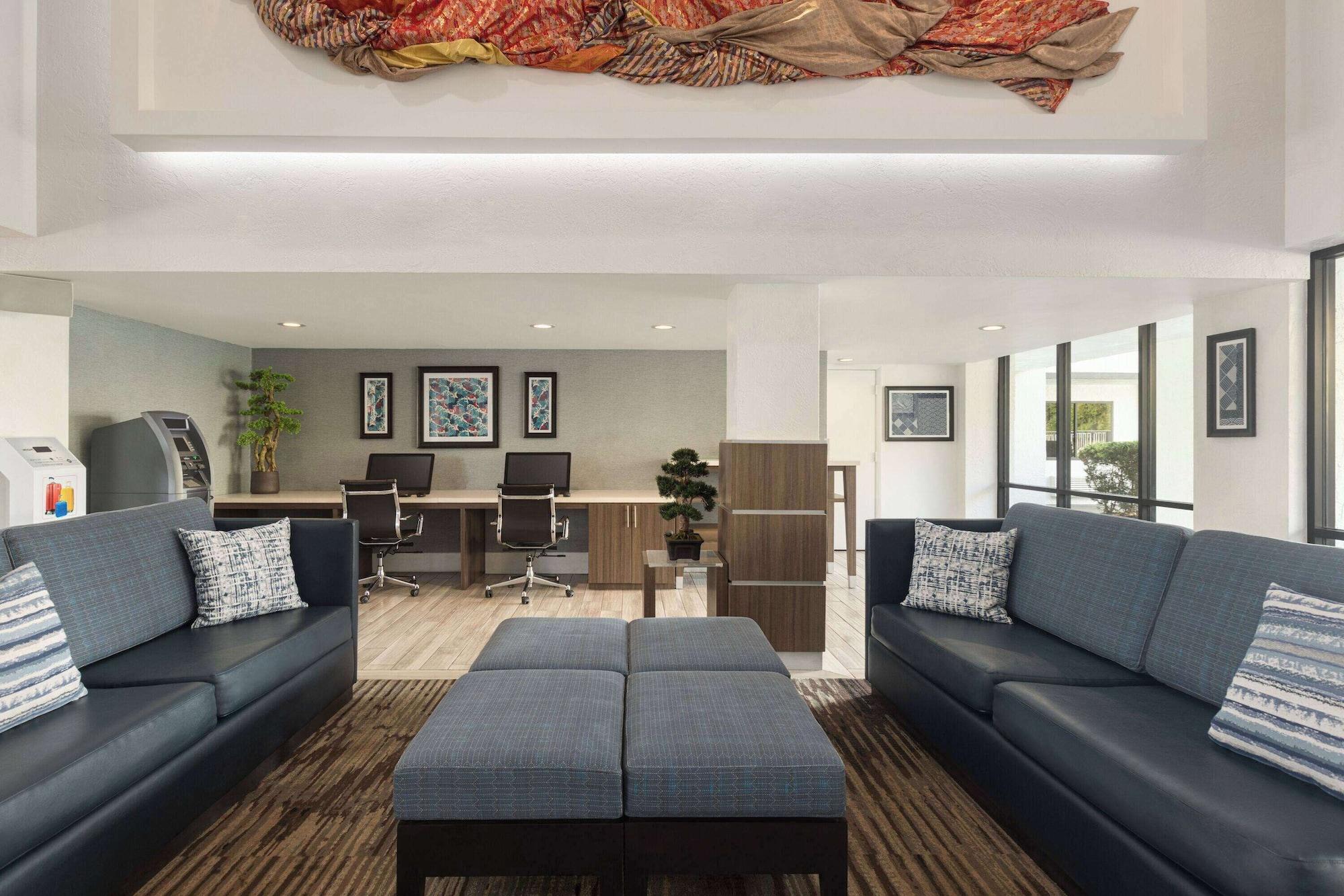 Vista Lobby Mai Hana Hotel- Intl Drive, Trademark Collection by Wyndham