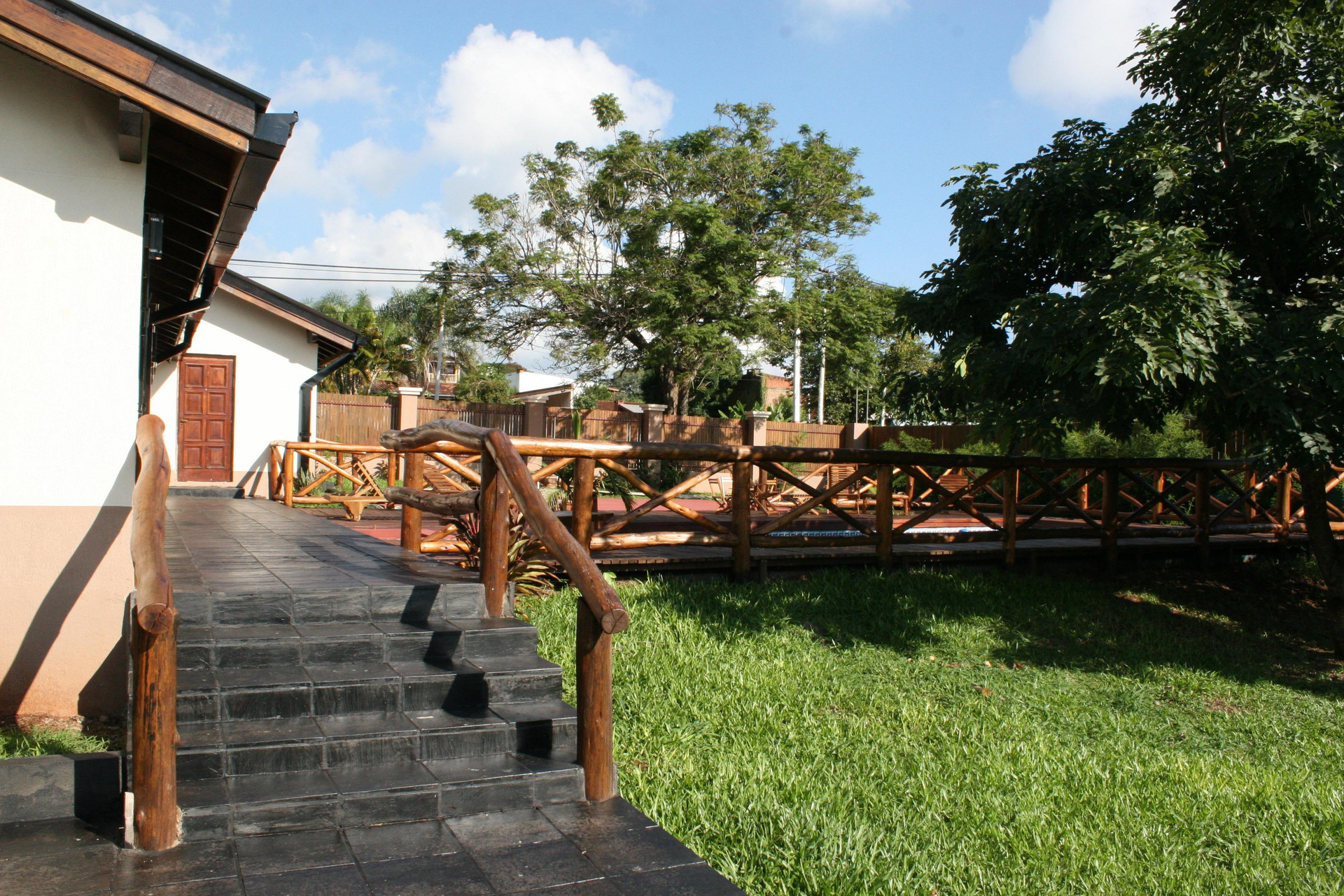 Vista Exterior Posada del Jacarandá