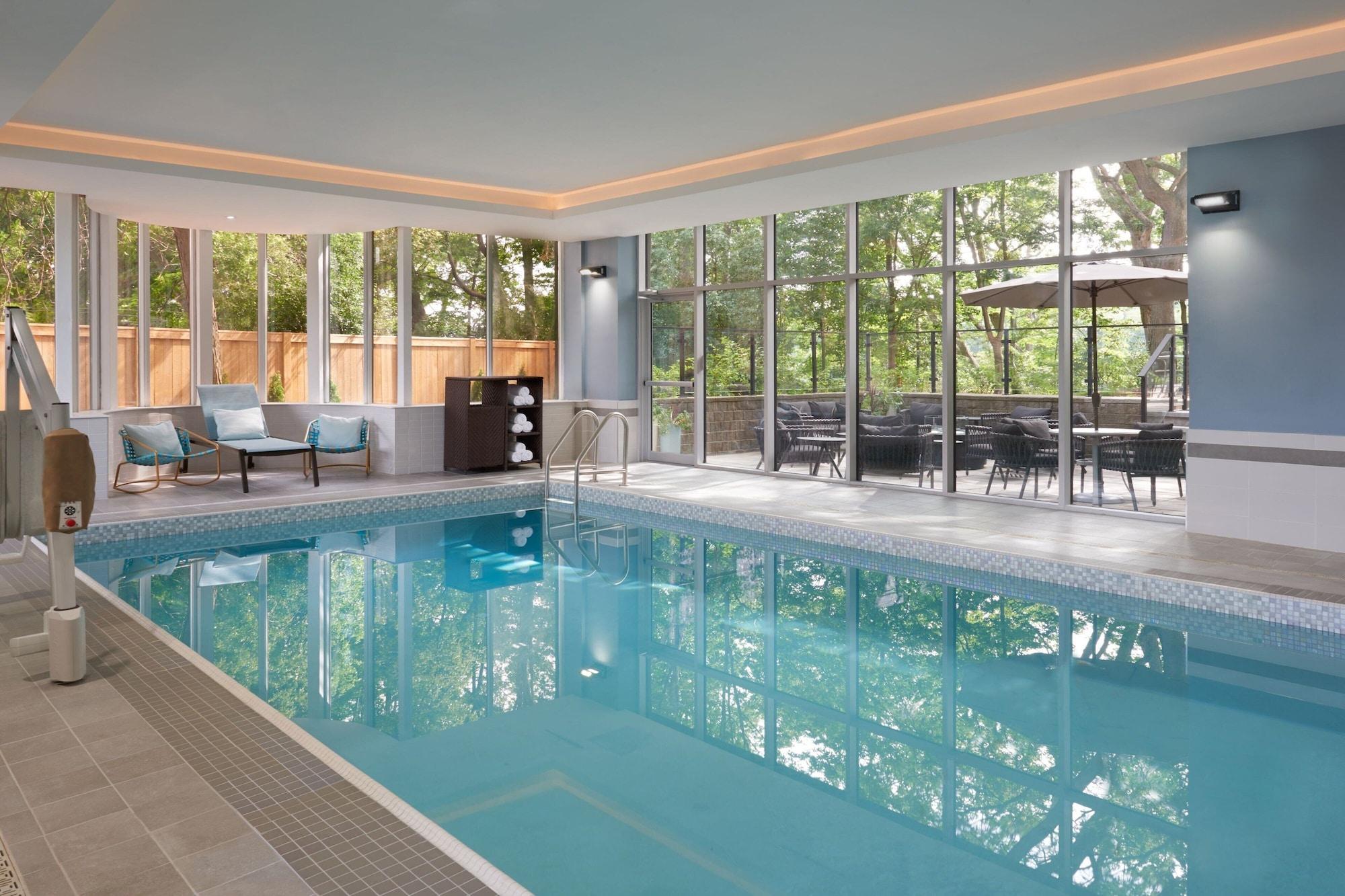 Vista Piscina TownePlace Suites by Marriott Toronto Oakville