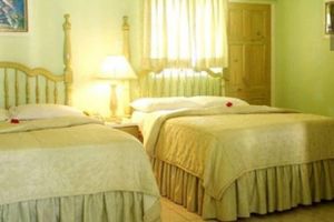 Alojamiento - 2km from Doctor's Cave Beach and the airport and were located in heart of Mobay