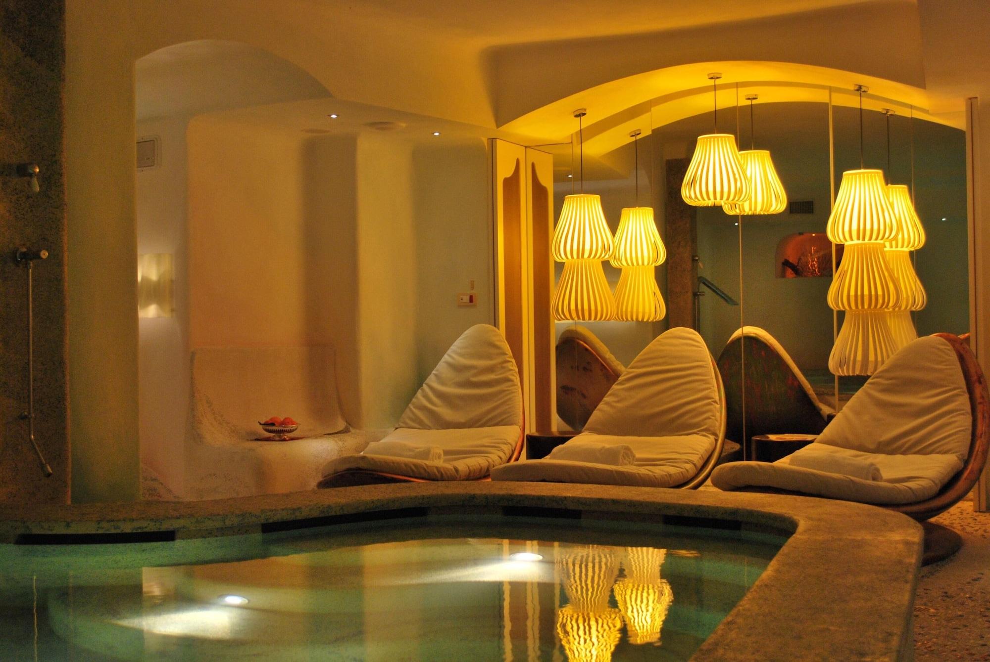 Vista Piscina Grand Hotel Savoia Genova, Curio Collection by Hilton