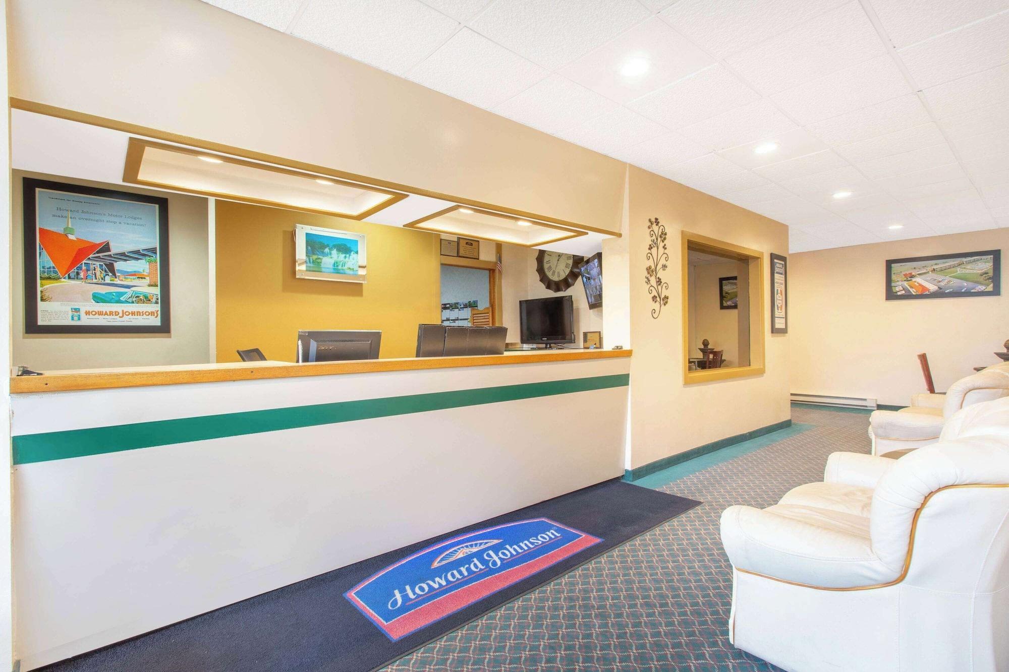 Vista Lobby Howard Johnson by Wyndham Albany