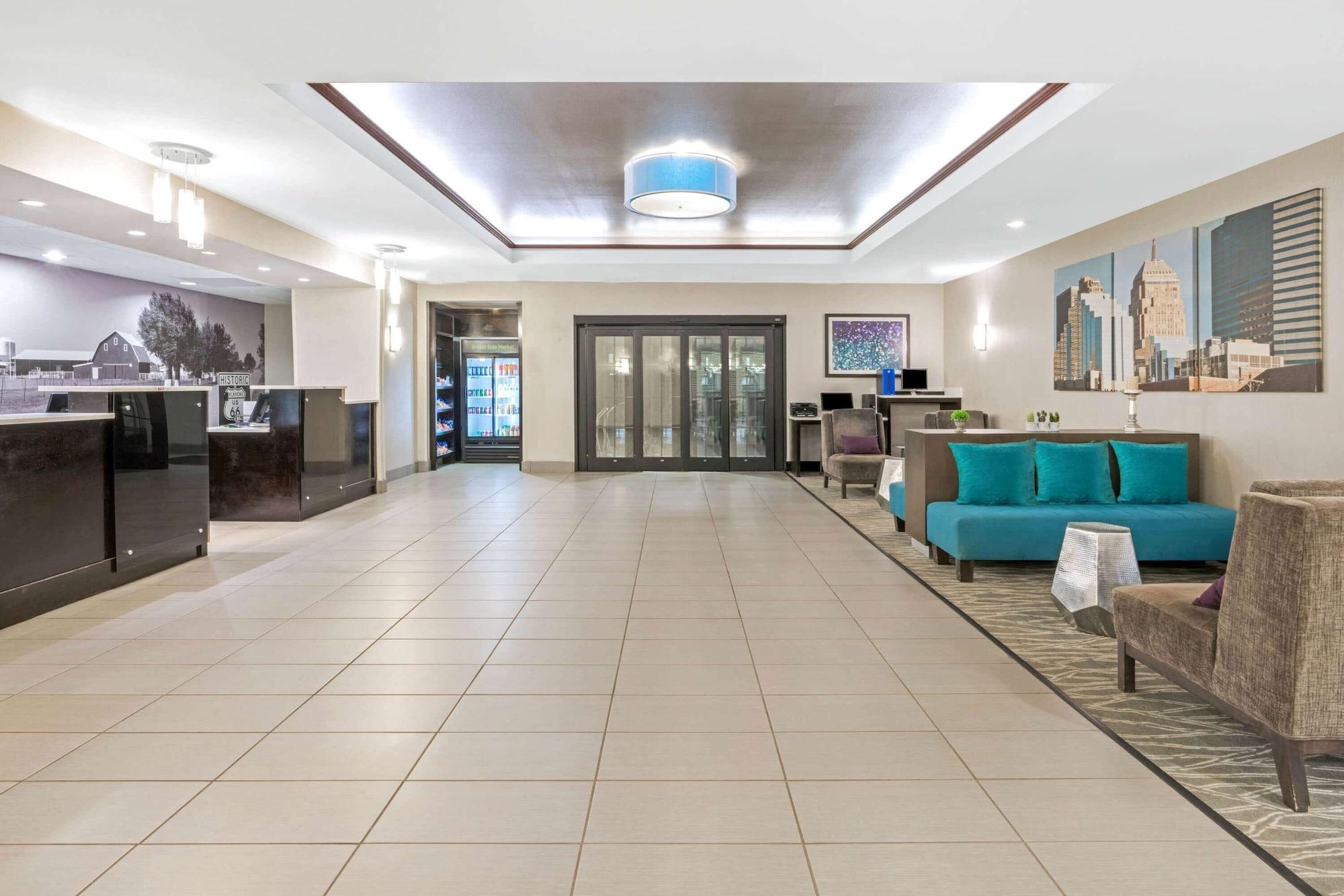 Vista Lobby La Quinta Inn & Suites by Wyndham Oklahoma City -Yukon