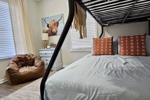 Alquiler Vacacional - Holy Cow! Sleeps 10-Central Location-4 Bedrooms-2-Smart TVs-Grill & Pet Friendly