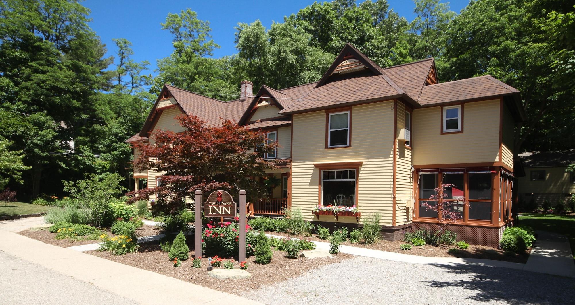 Varios Twin Oaks Inn