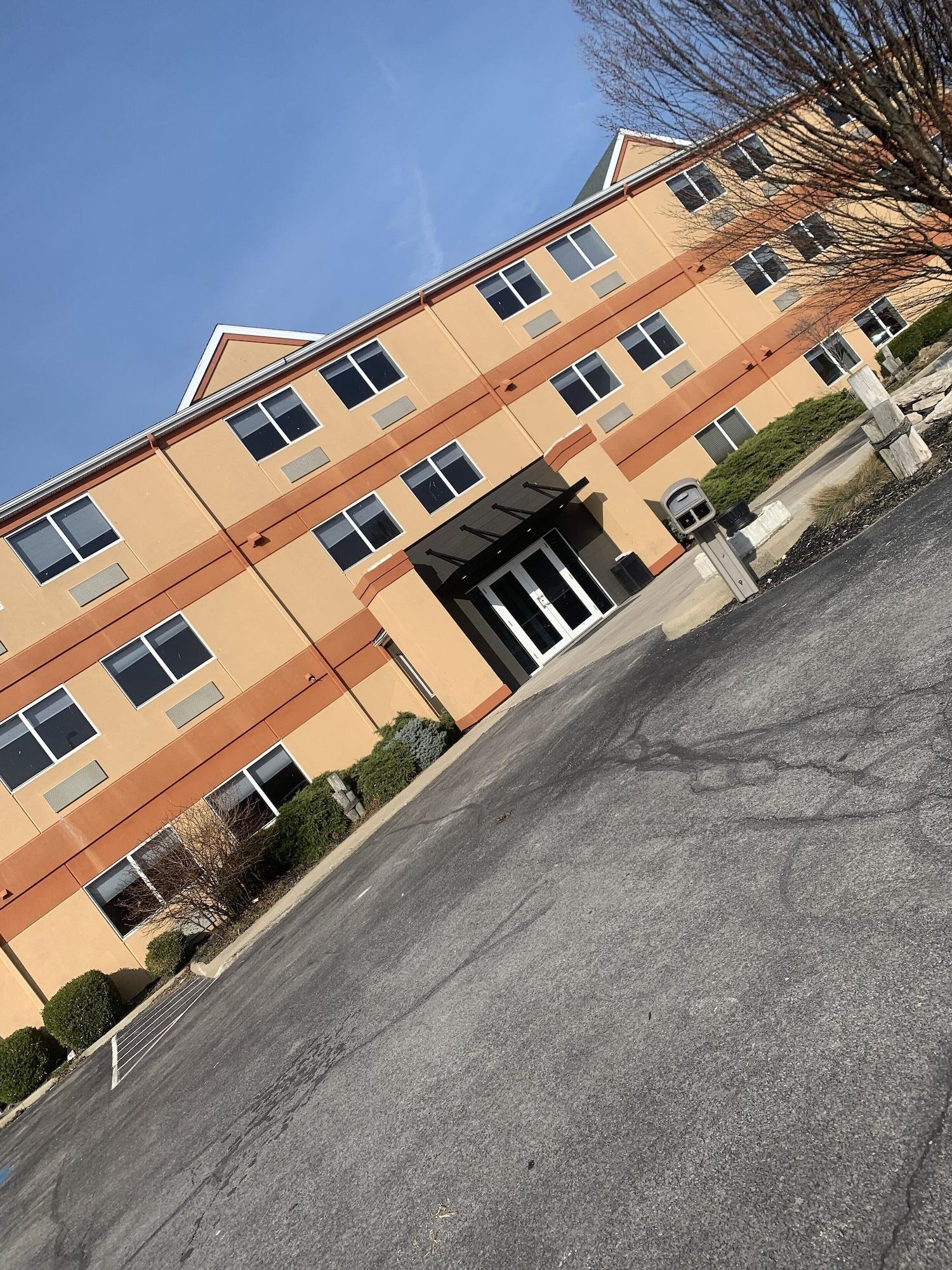 Varios Commodore Perry Inn and Suites