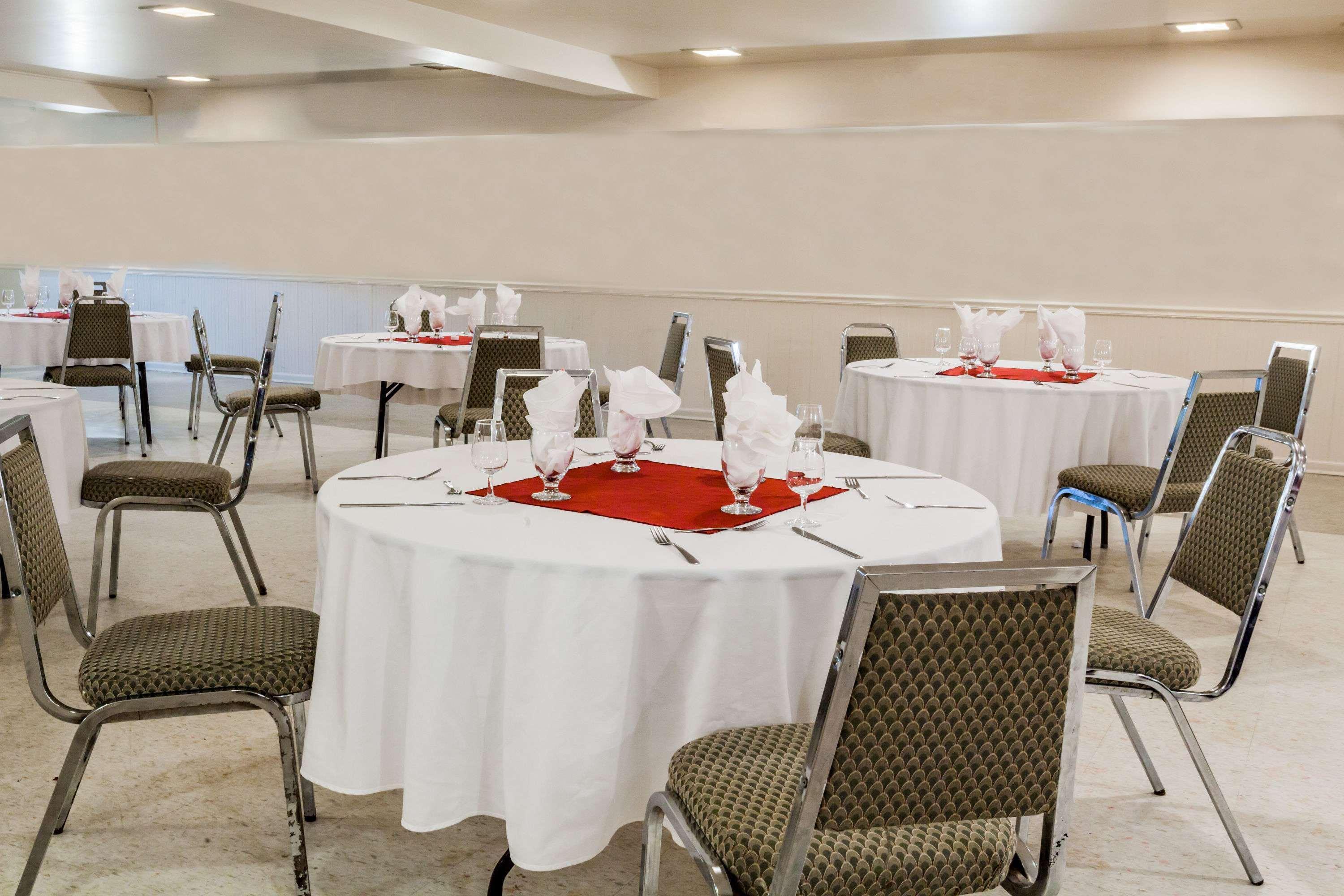 Restaurant Super 8 by Wyndham Kirkland Lake