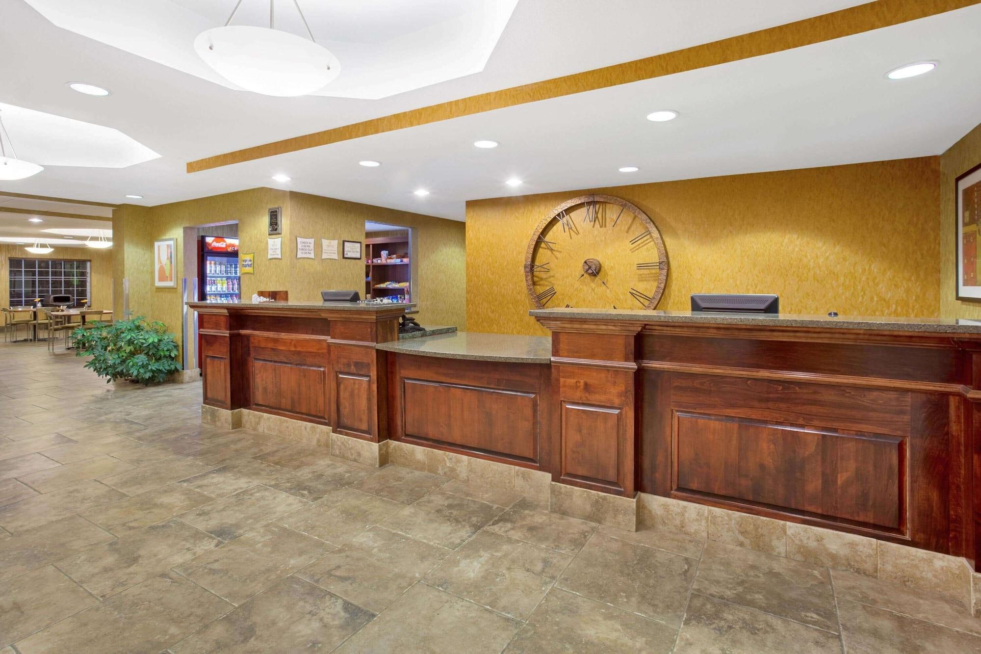 Vista Lobby La Quinta Inn & Suites by Wyndham Dickinson