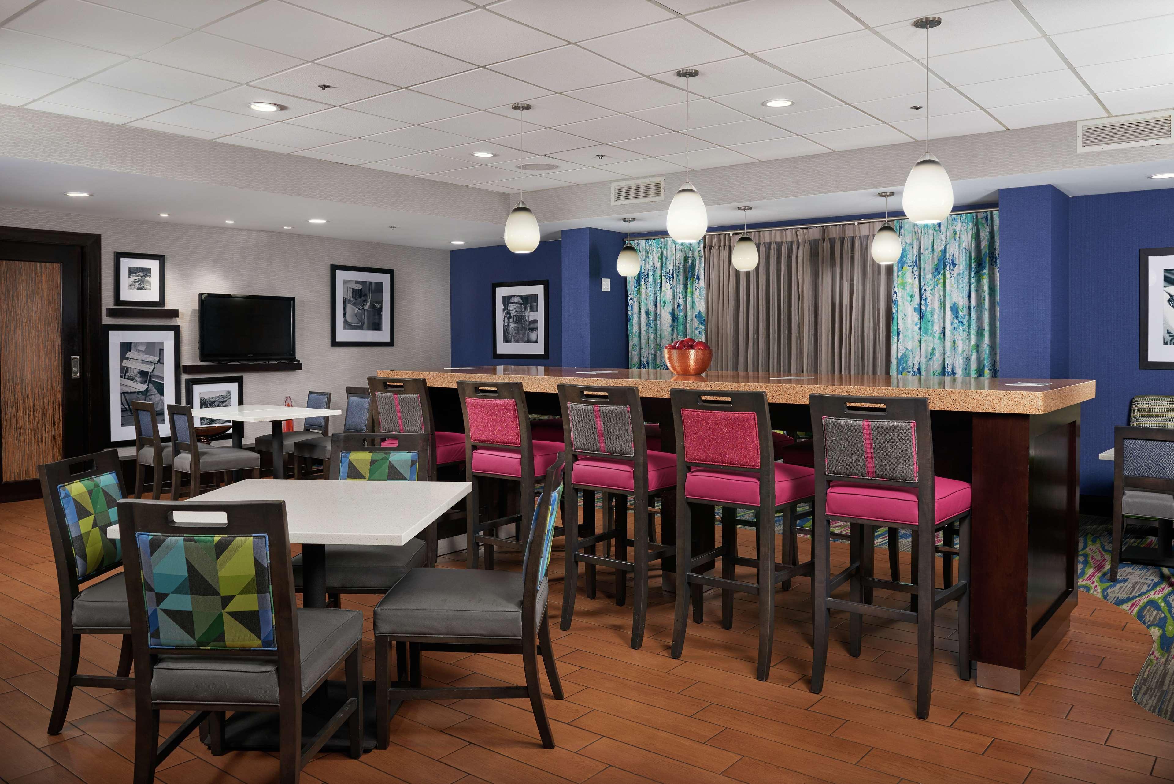 Vista Lobby Hampton Inn Niagara Falls