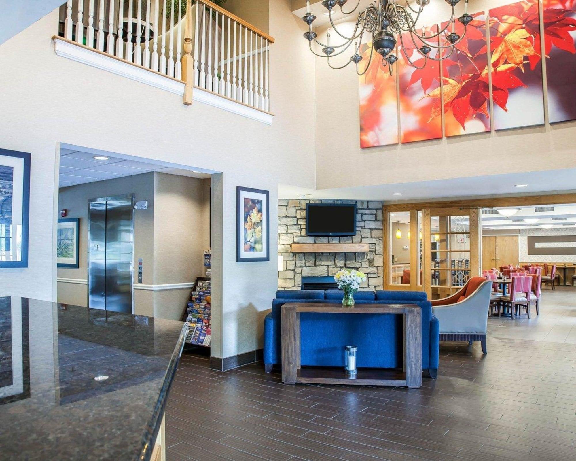 Vista Lobby Comfort Inn & Suites Sturbridge - Brimfield