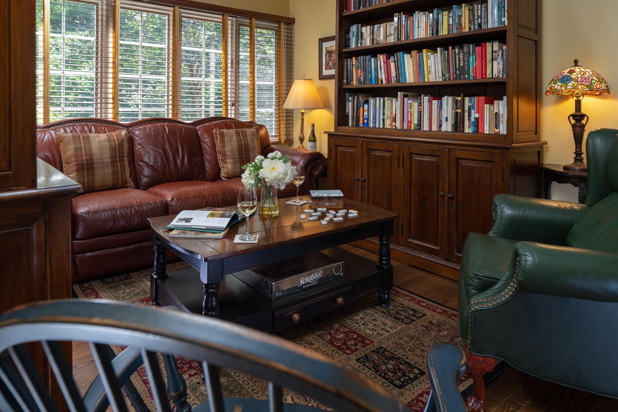 Vista Lobby The Yellow House on Plott Creek Road