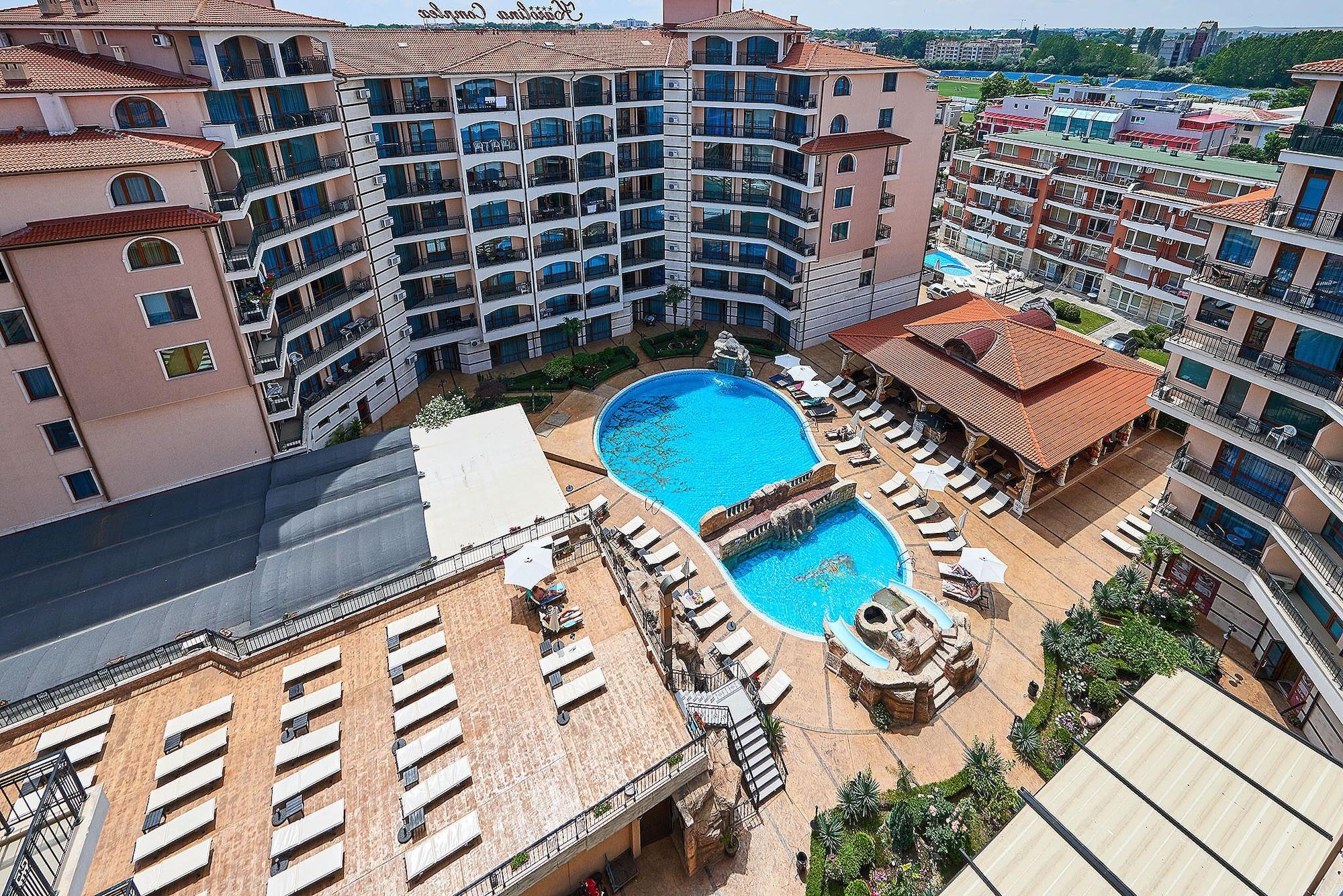 Vista Exterior Hotel Karolina