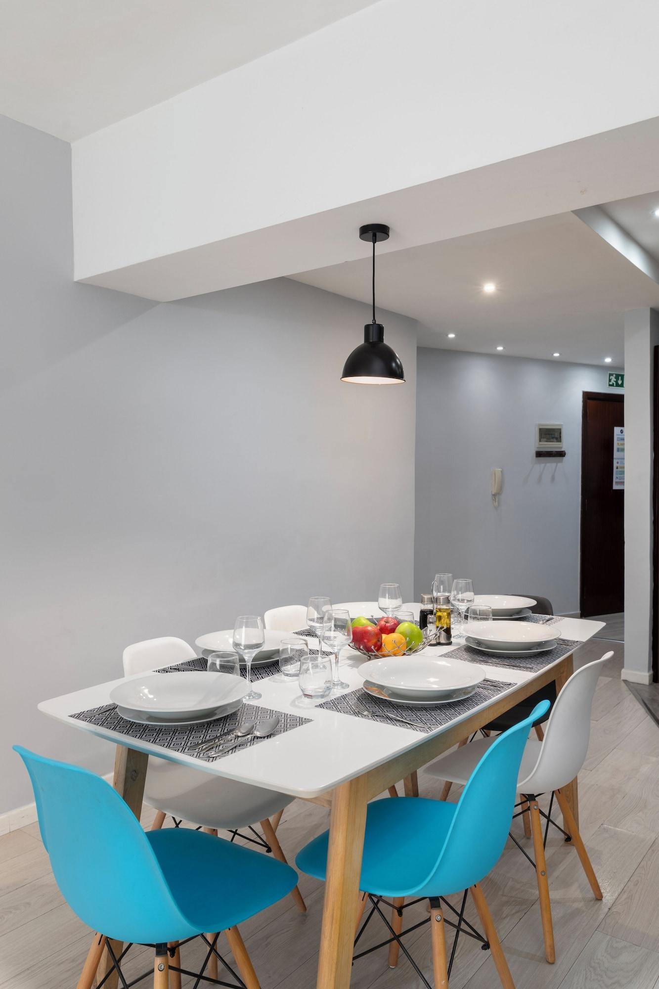 Restaurant Modern Ensuite Rooms Near Balluta Bay