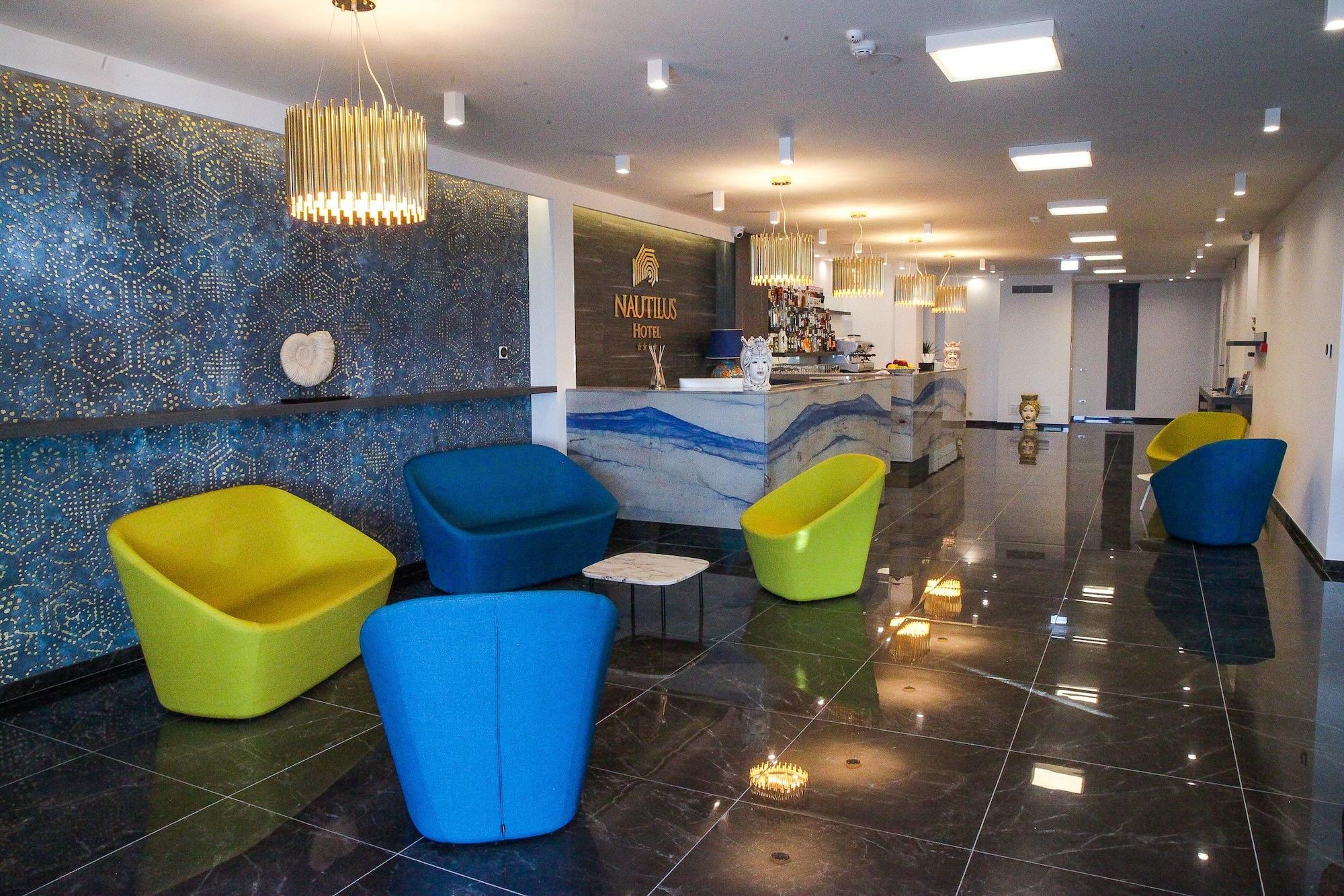Vista Lobby Nautilus Hotel