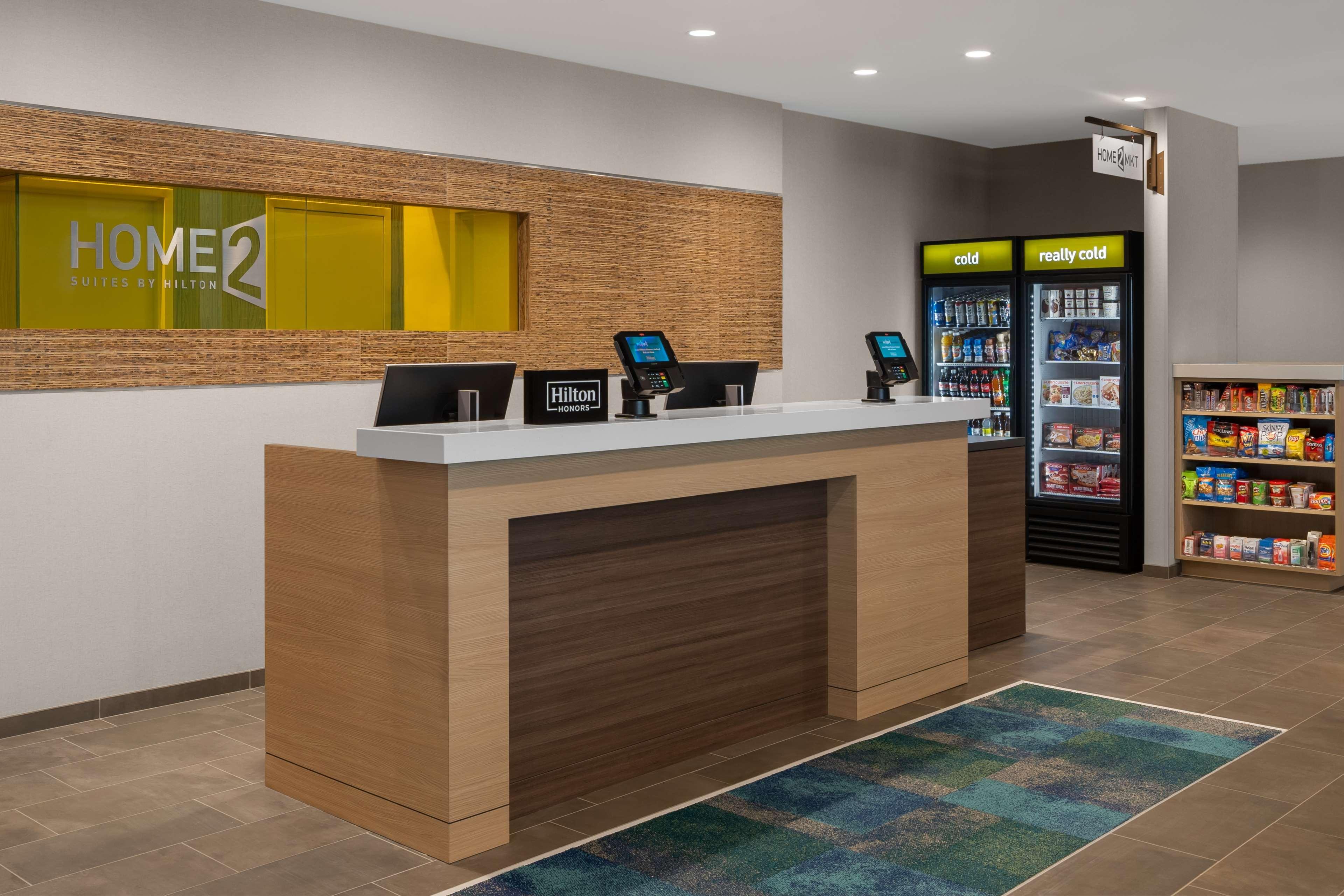 Vista Lobby Home2 Suites by Hilton Des Moines at Drake University