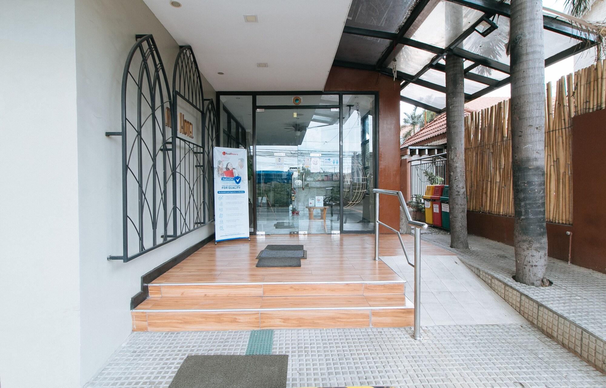 Vista Exterior RedDoorz Plus Near Bamboo Organ Las Piñas
