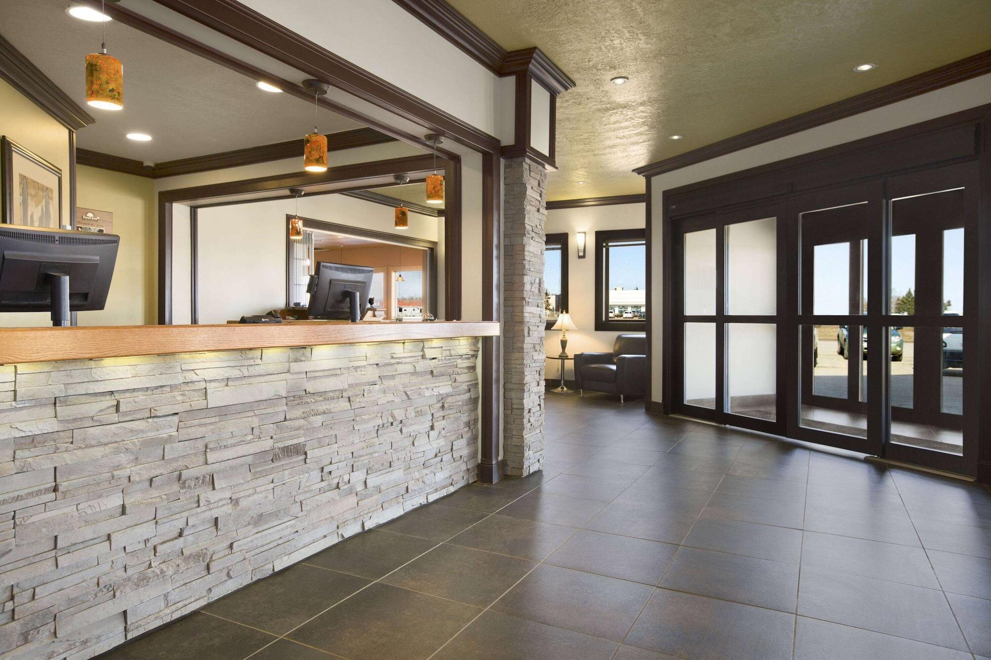 Vista Lobby Days Inn by Wyndham High Level