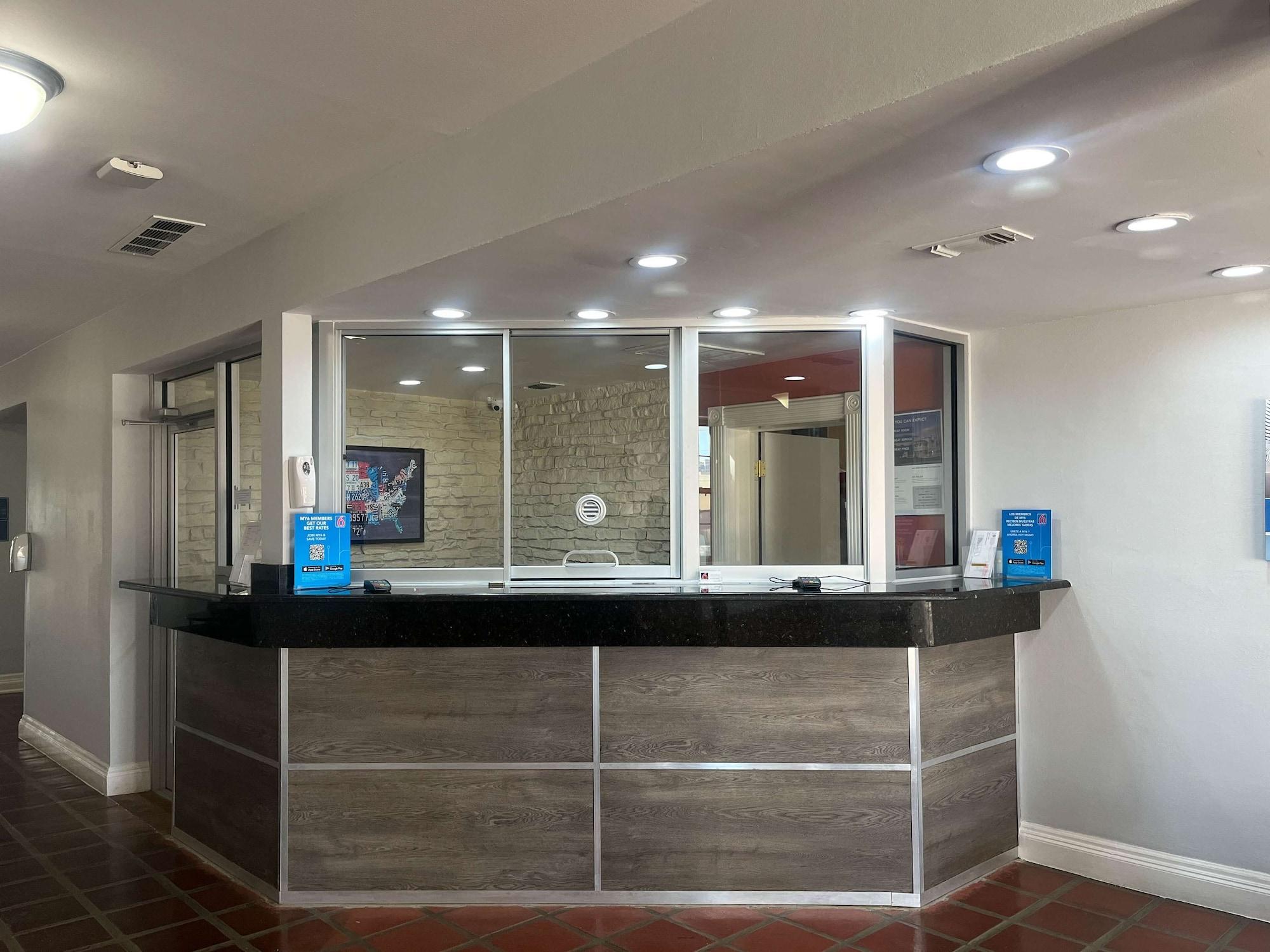 Vista Lobby Motel 6 Dallas, TX – Downtown
