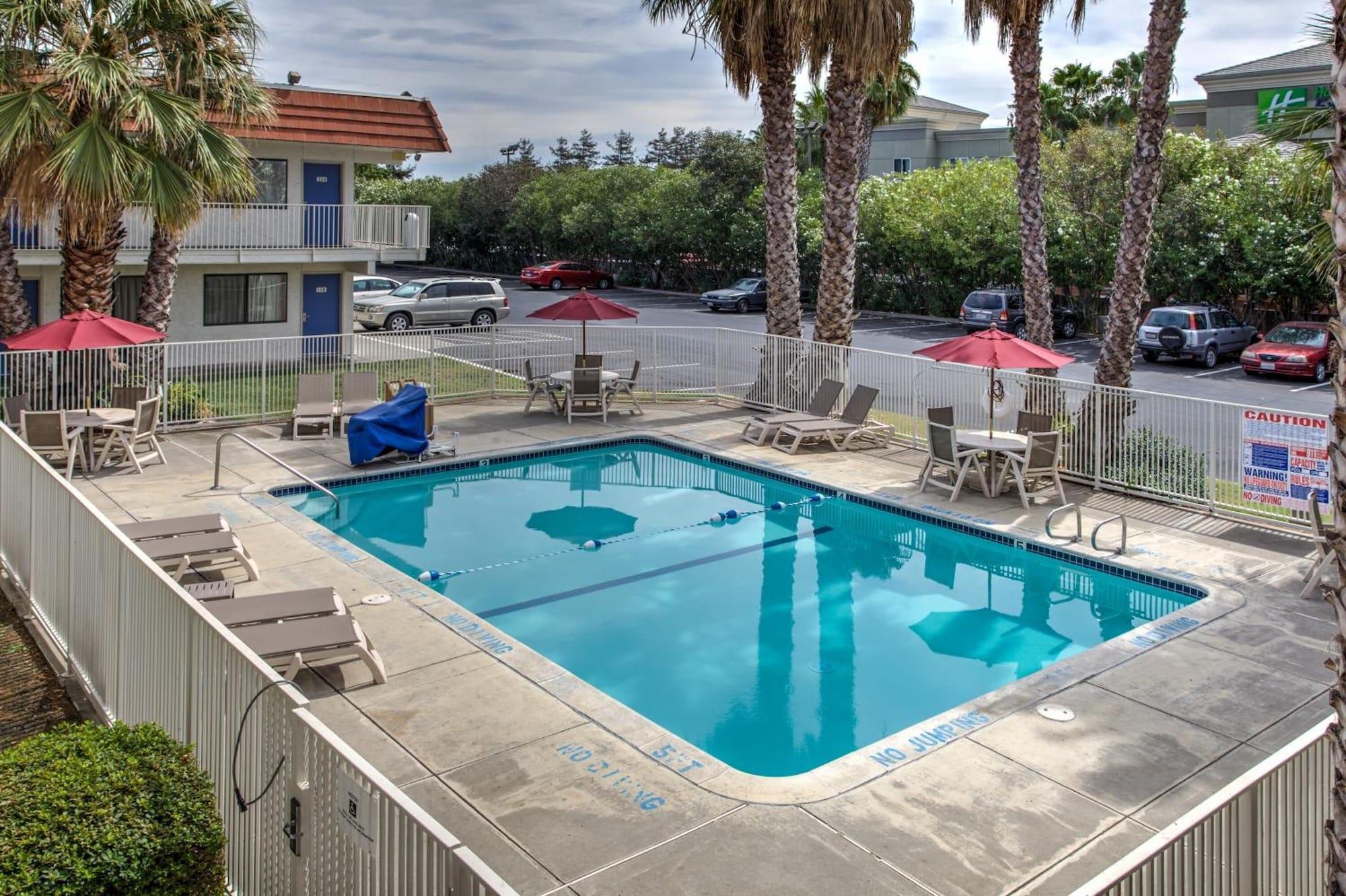 Vista Piscina Motel 6 Vacaville, CA