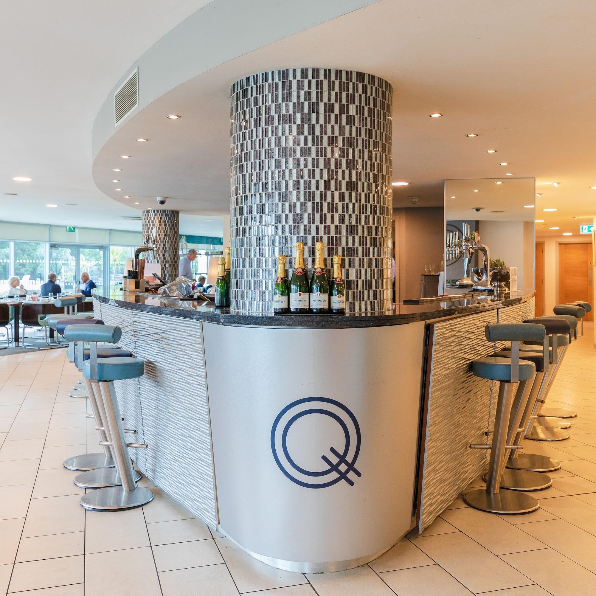 Bar/Salón Captains Club Hotel