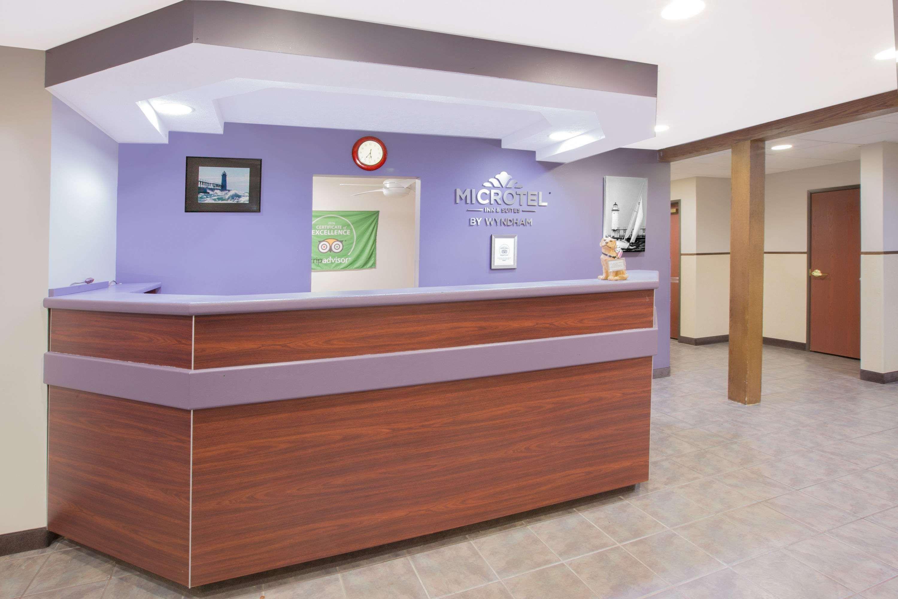 Vista Lobby Microtel Inn & Suites by Wyndham Manistee