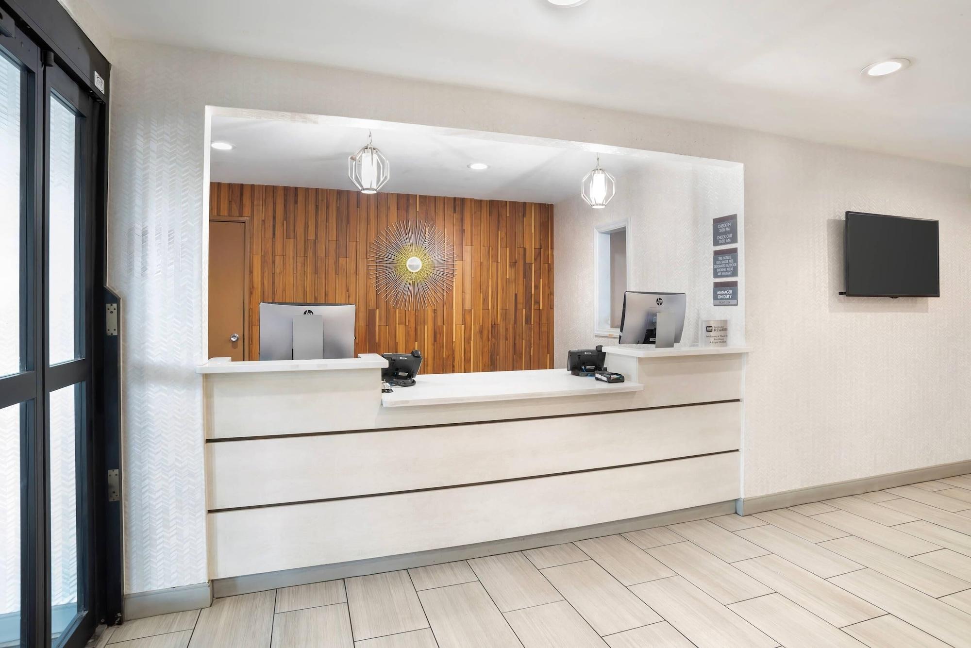 Vista Lobby Country Inn & Suites by Radisson, Montgomery East I-85