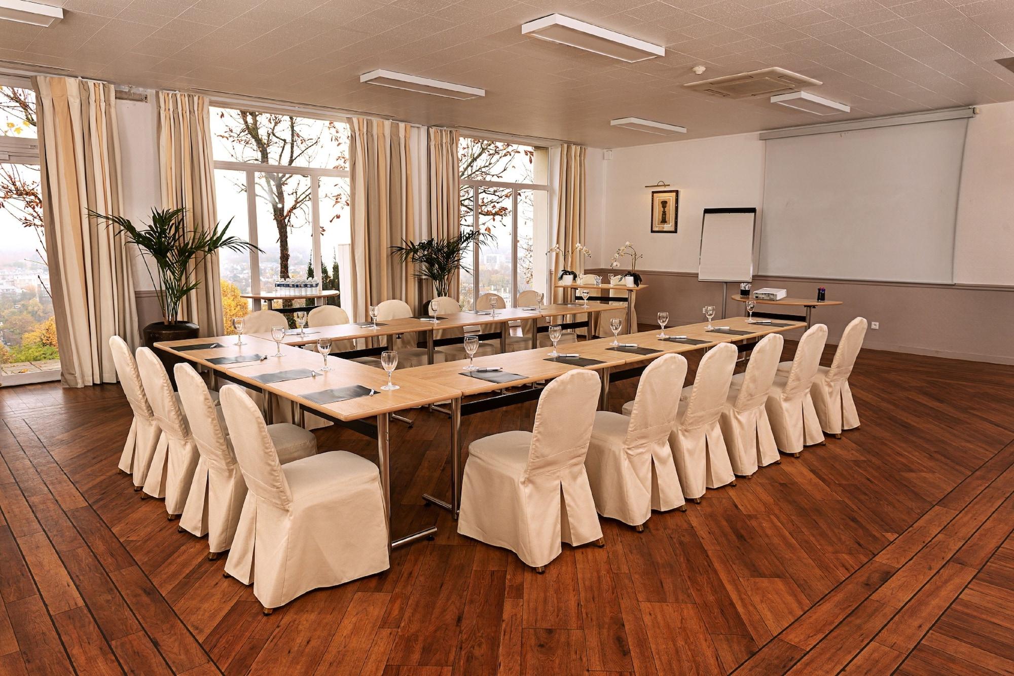 Sala de Reuniones Pavillon Henri IV Hotel Restaurant Gastronomique Terrasse