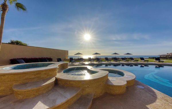 Remodeled Beachfront Ground Floor Surf Condo @Las Olas, Steps from the Pool/Sand