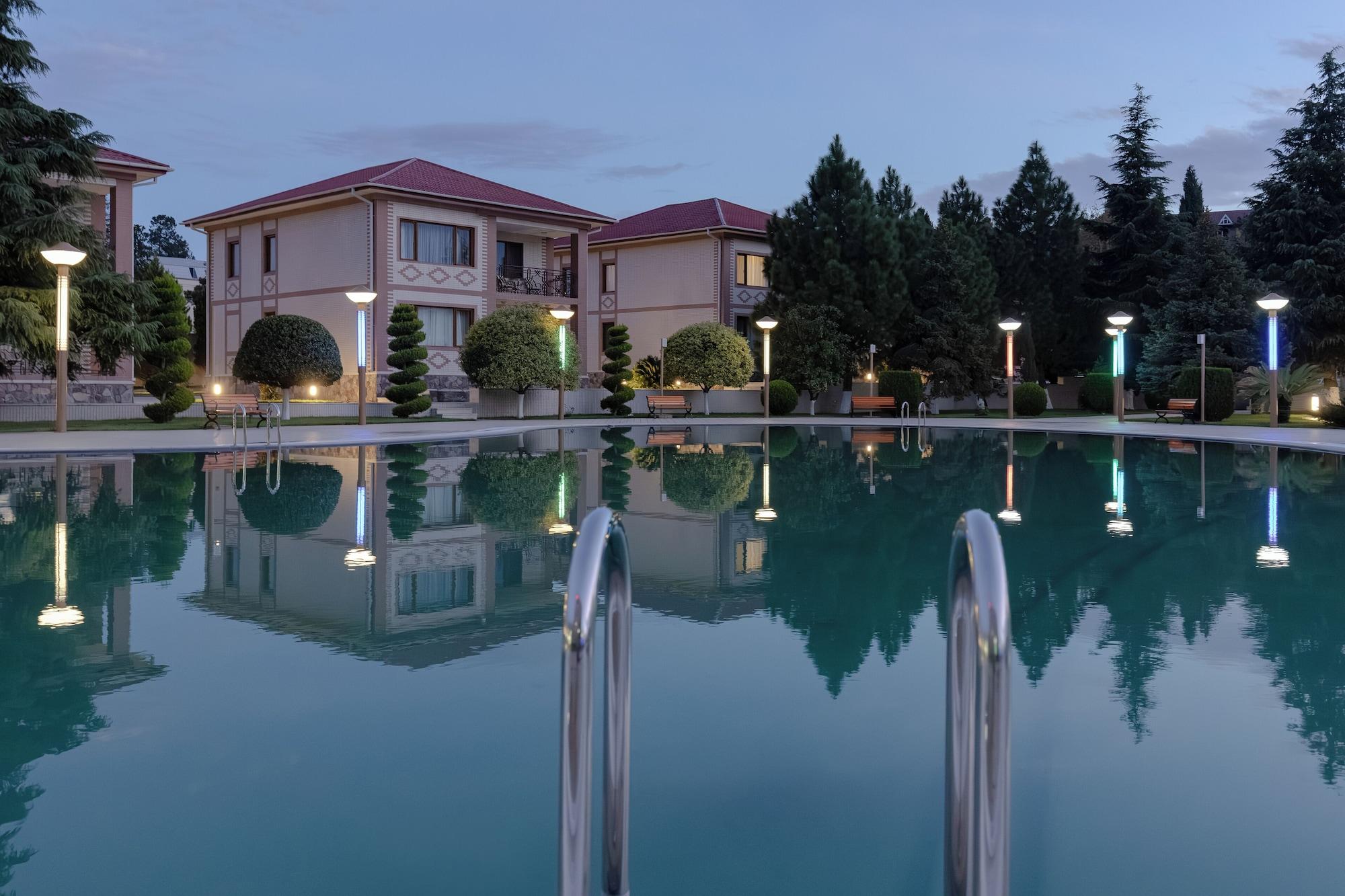 Vista Piscina Ramada Plaza by Wyndham Gence