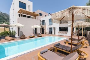 Alojamiento - 13 Keys Suites