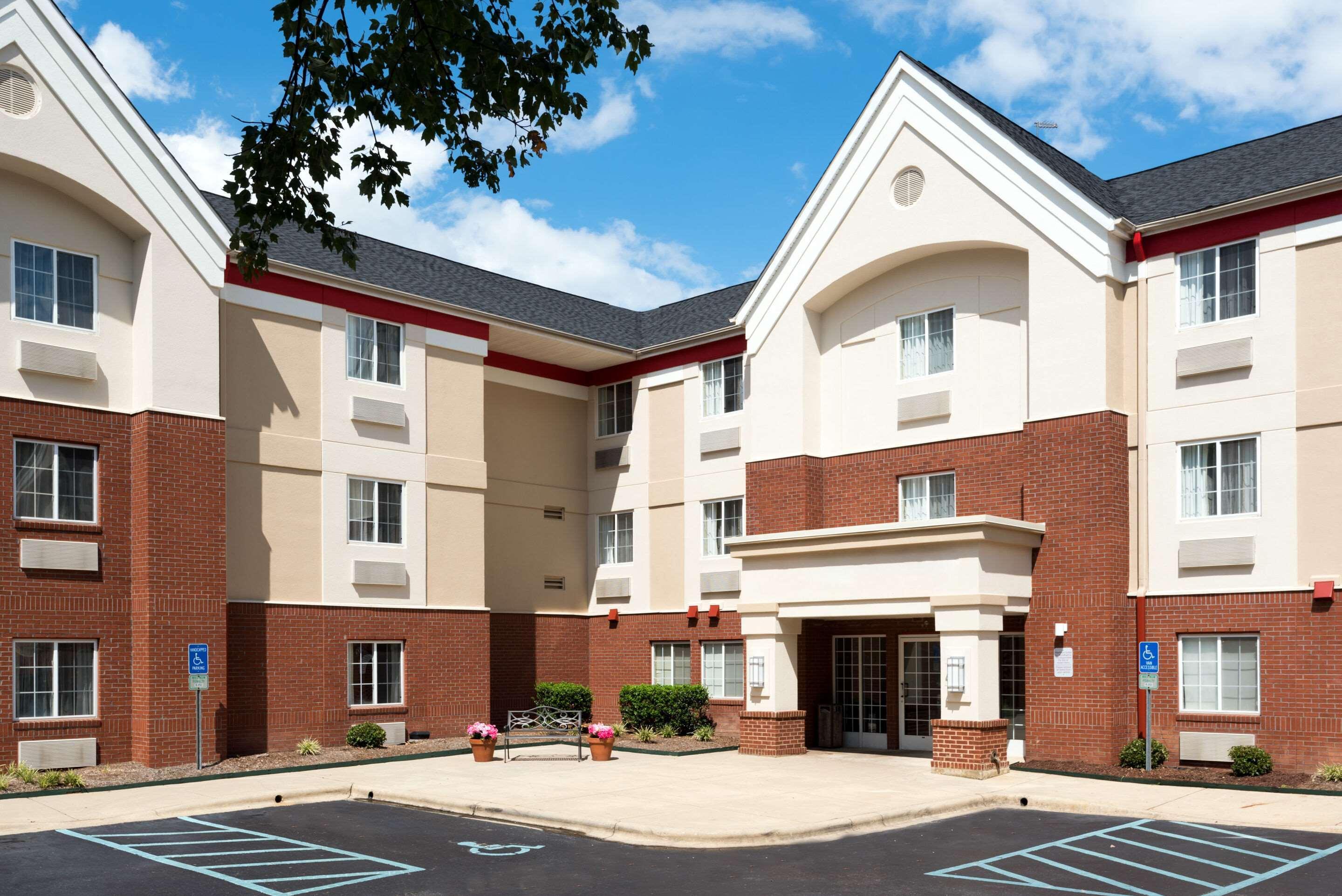 Vista Exterior MainStay Suites Raleigh - Cary