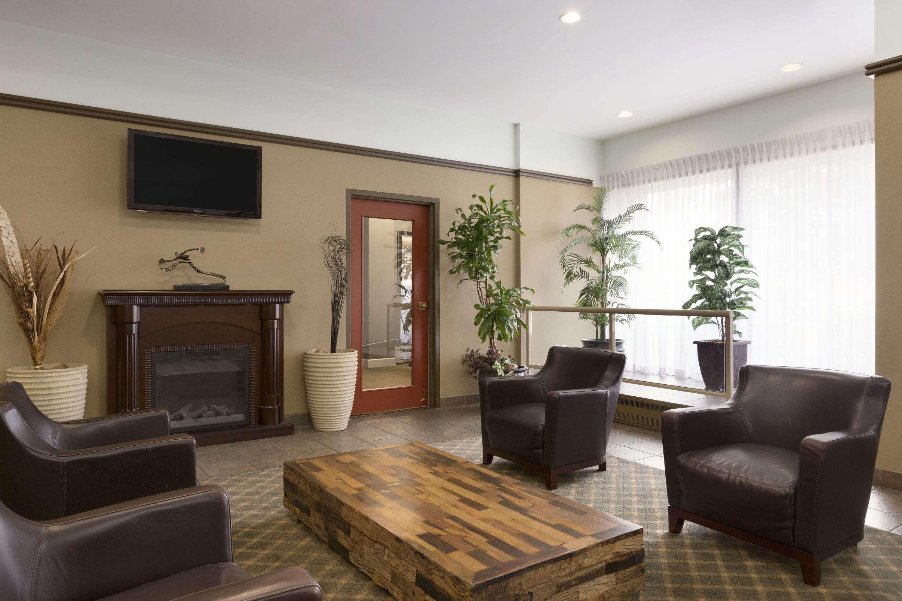 Vista Lobby Travelodge by Wyndham Vancouver Airport