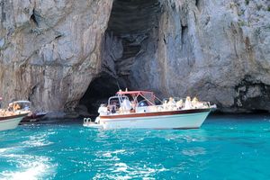 Actividad - Paseo en gozzo por las cuevas de Capri