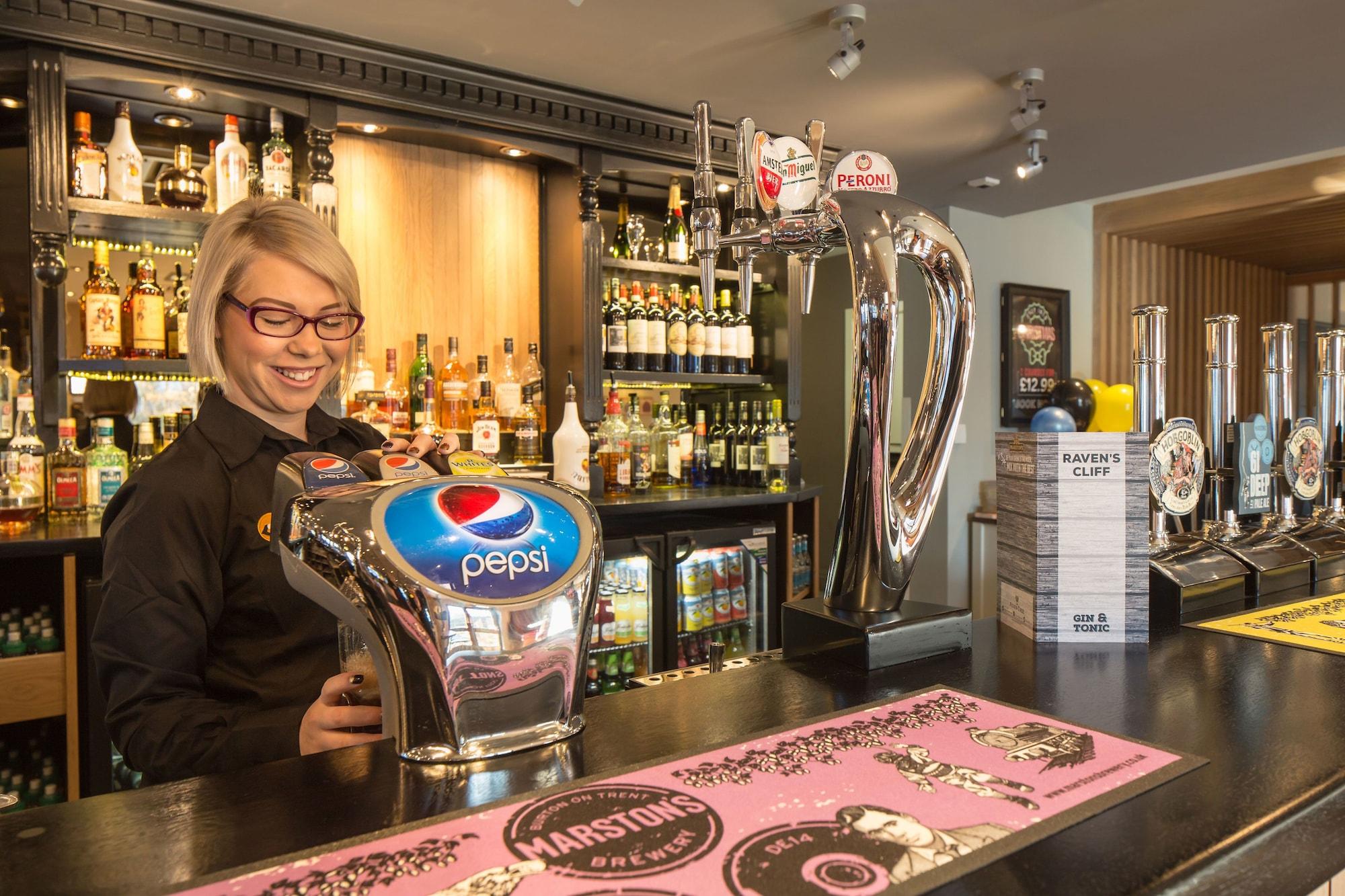 Bar/Salón Raven’s Cliff, Motherwell by Marston's Inns