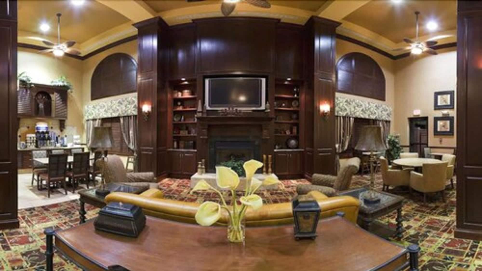 Vista Lobby Holiday Inn Express & Suites Bloomington by IHG