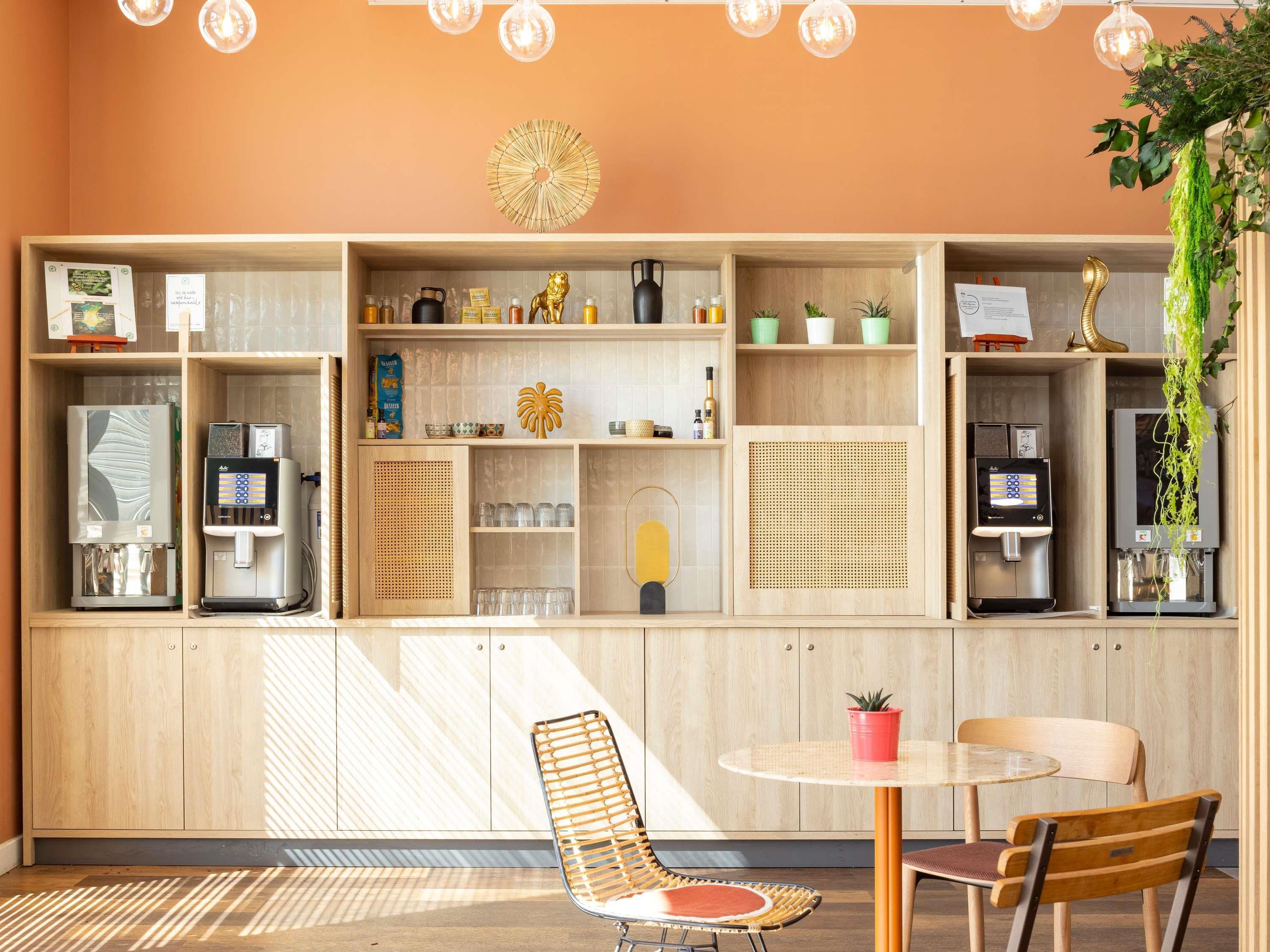 Vista Exterior Ibis Marseille Centre Euromed