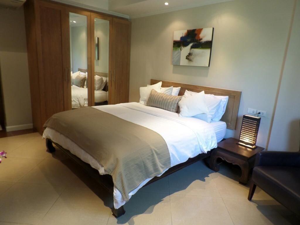Varios Westbury Residence