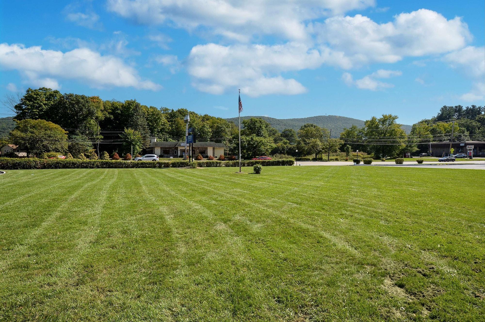 Vista Exterior Americas Best Value Inn at Central Valley-Woodbury