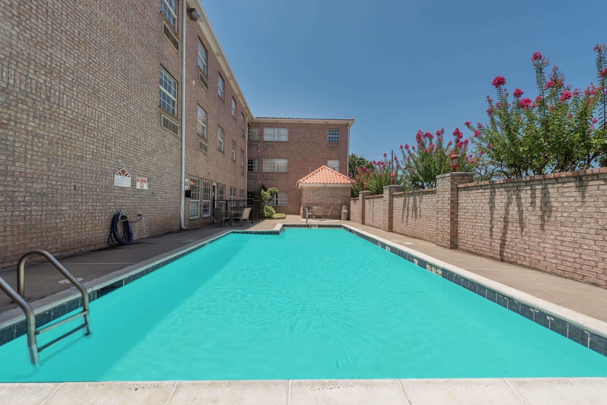 Vista Piscina MainStay Suites Addison-Dallas