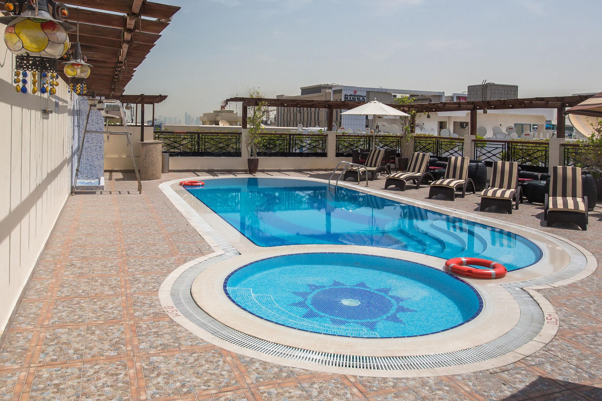 Vista da piscina Summit Hotel Dubai