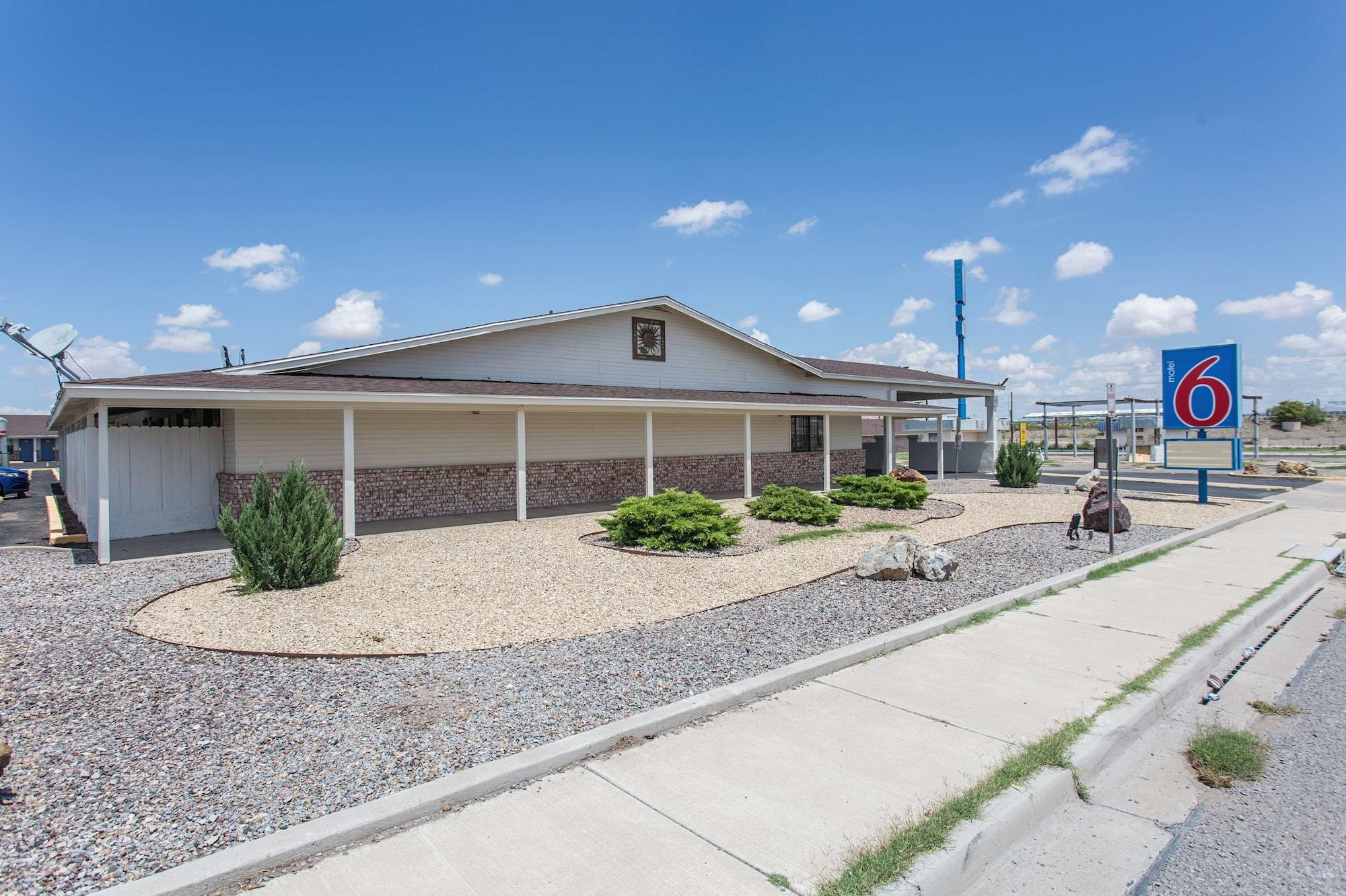 Vista Exterior Motel 6 Lordsburg, NM