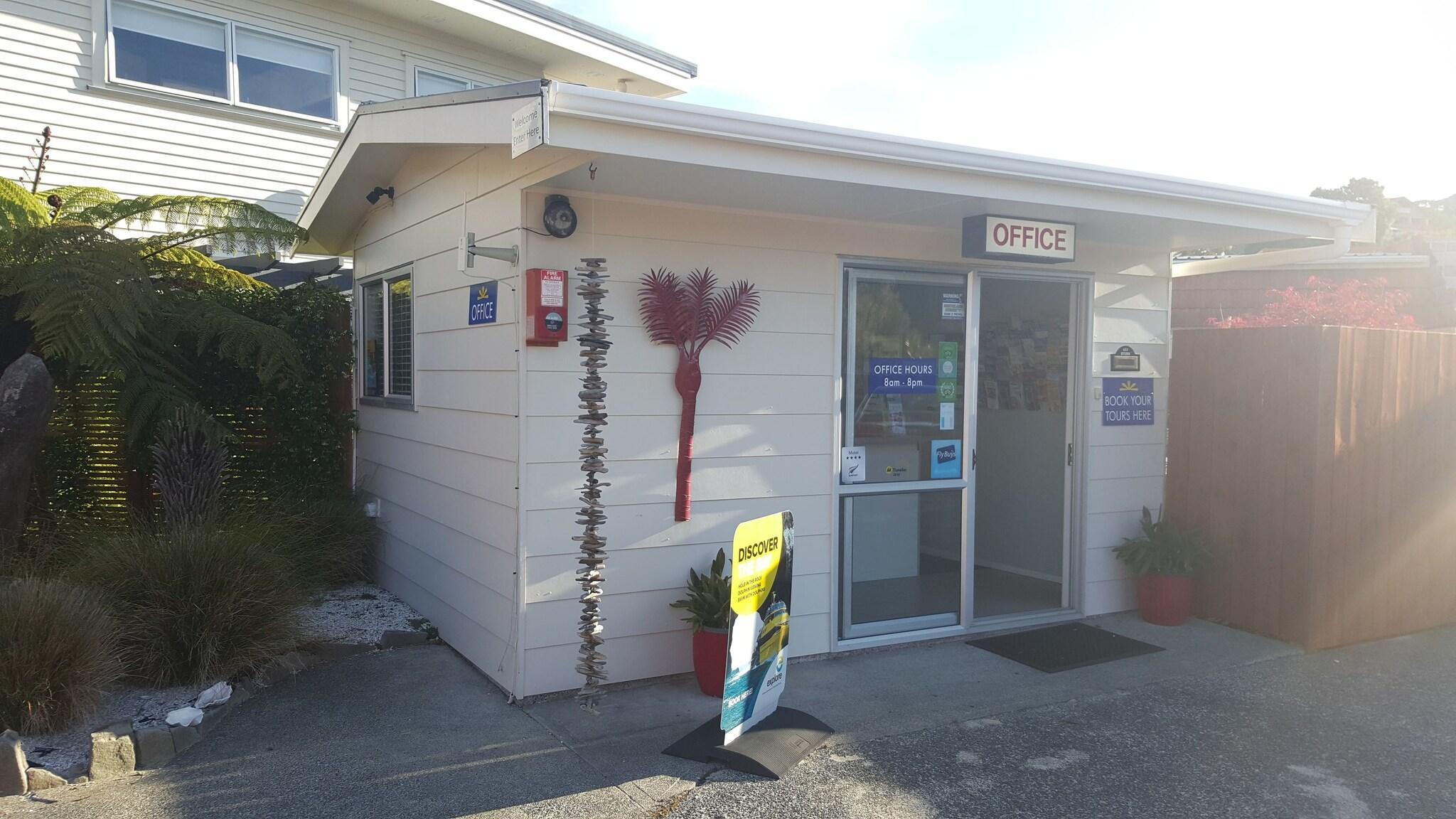 Vista Lobby Averill Court Motel